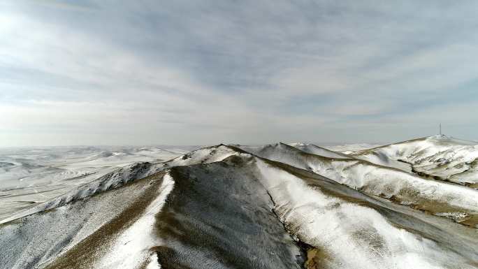 北方冬季高原残雪山脉