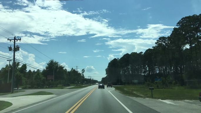佛罗里达州米德尔堡的乡村公路行驶过度，天空乌云密布
