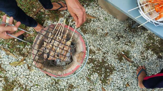 烧烤干海鲜在街头美食俯视慢镜头