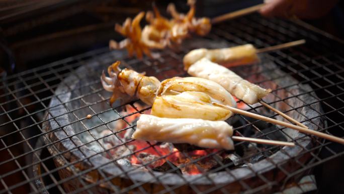 街头食品烤鱿鱼串特写