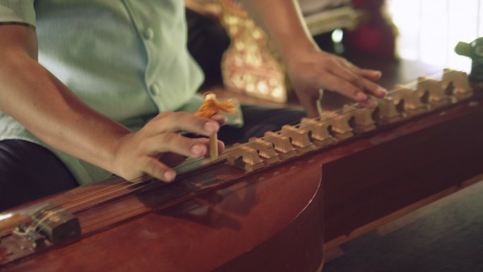 泰国筝乐器。弹奏乐器泰国古筝