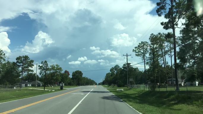 在佛罗里达州米德尔堡的乡村公路上，夏日的过度流逝，天空中乌云密布