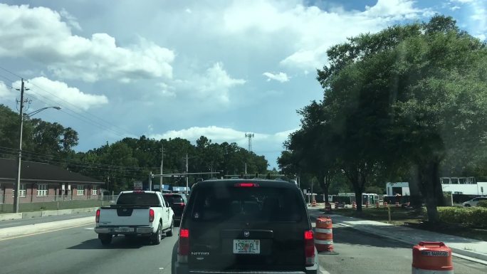 佛罗里达州米德尔堡市SR121高速公路超速行驶，在红绿灯处停车一次
