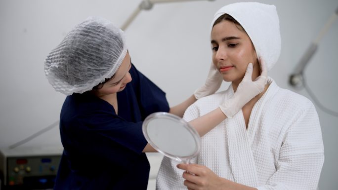 在美容诊所接受微针嫩肤治疗的年轻女性。