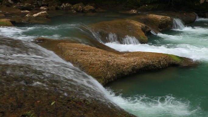 山涧的溪流