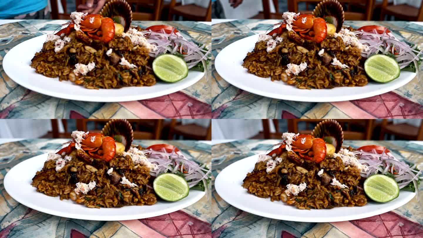 秘鲁海鲜饭端上餐盘食物丰盛就餐