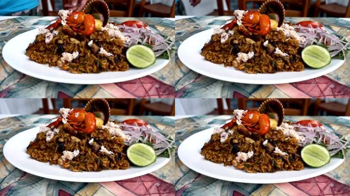 秘鲁海鲜饭端上餐盘食物丰盛就餐
