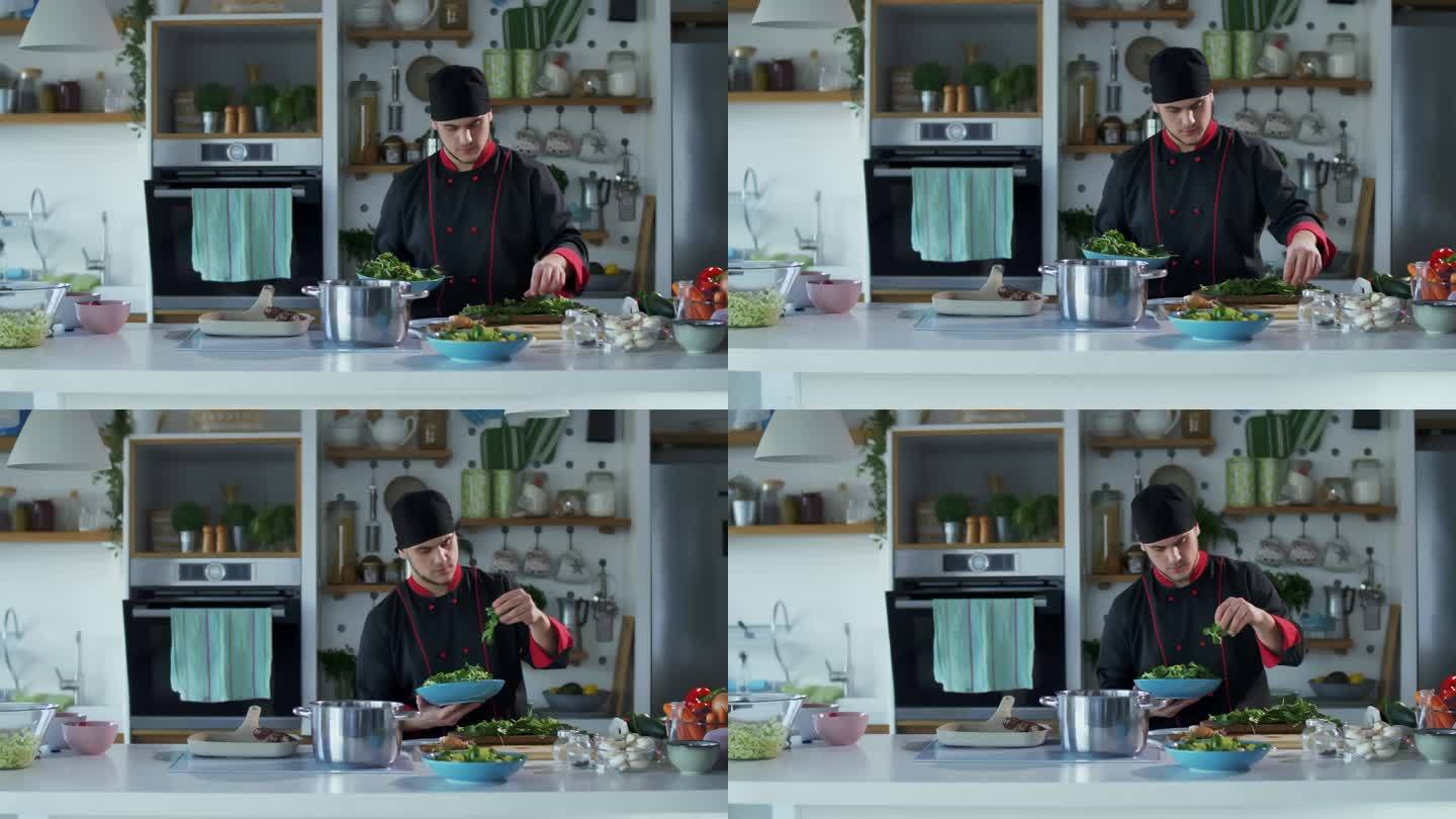 复制厨师在菜板上添加混合蔬菜的照片
