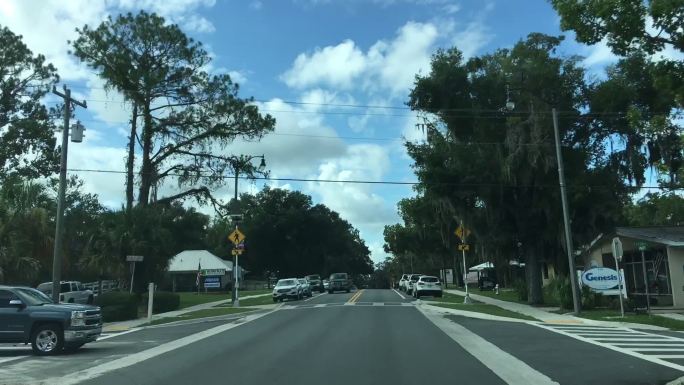 在佛罗里达州的Keystone Heights，夏天过得很快，开车沿着弯曲的树冠道路行驶，橡树上长满