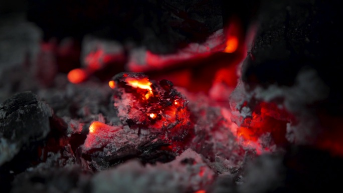 冬天火红的炭火取暖