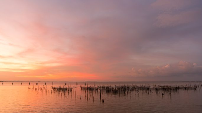 泰国宋赫拉省宋赫拉湖渔场和移动天空的延时日落场景