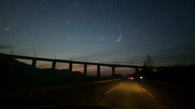 高速行驶晚霞桥梁