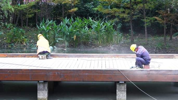 正在维修木栈桥的工人