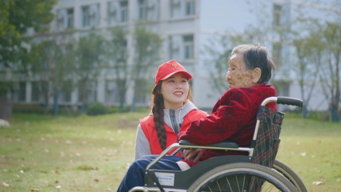 推轮椅的志愿者 志愿者关爱老人