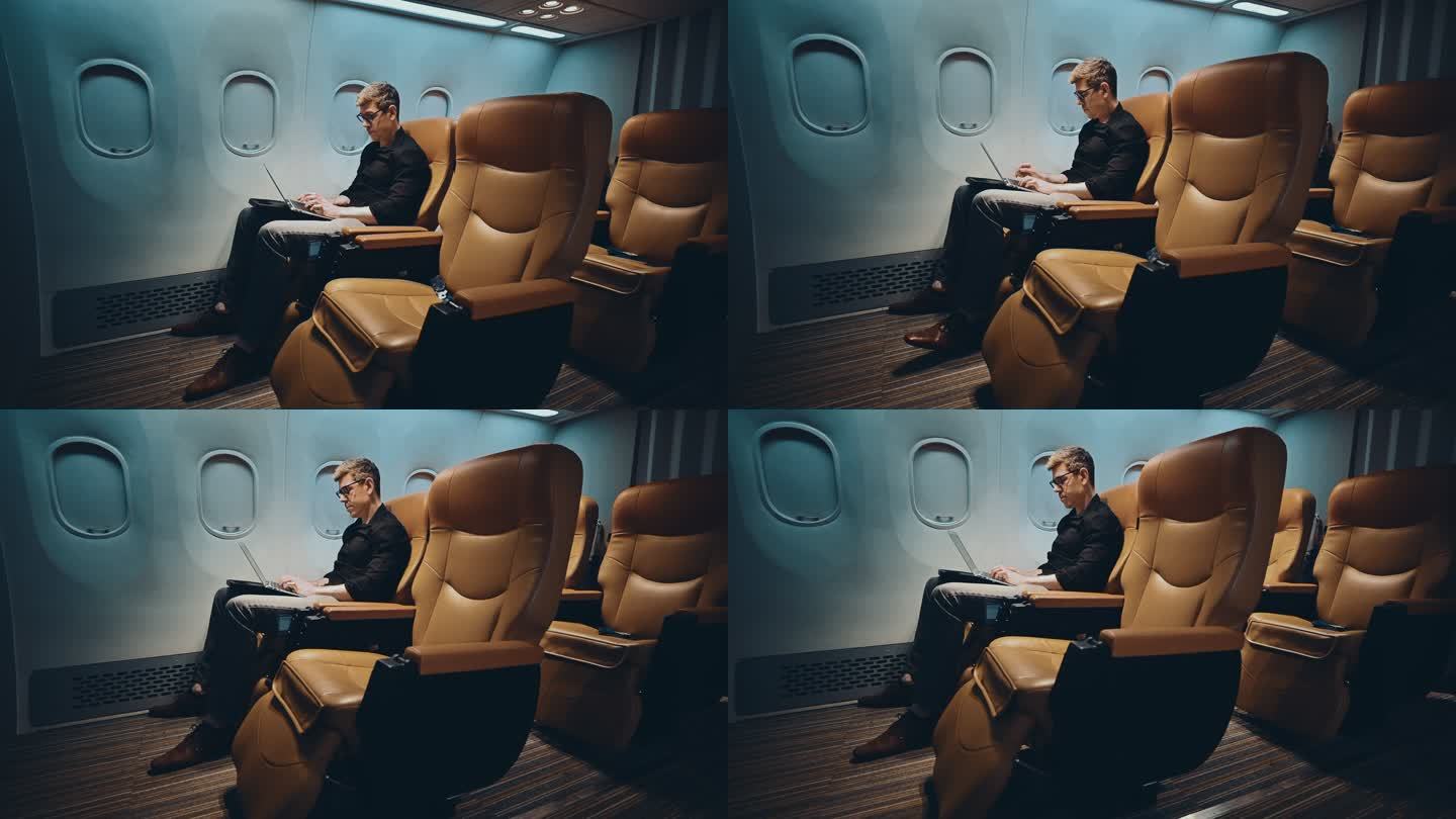 飞机上的商务旅客使用电脑