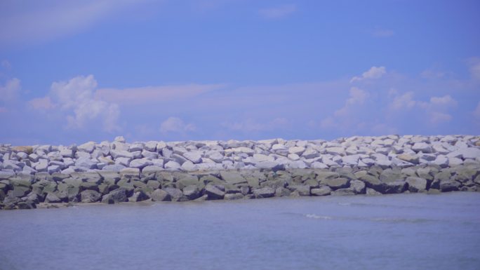 海​​碧海蓝天中的屏障岩石