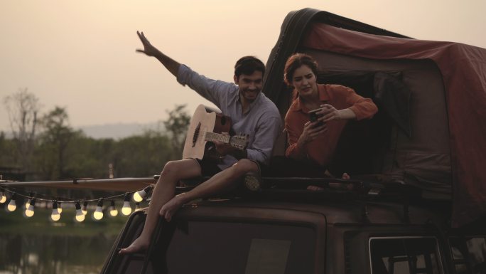 情侣们在露营车上尽情歌唱。