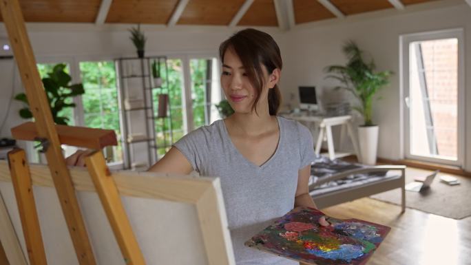 日本女艺术家在家作画