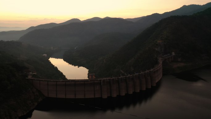 日出时的混凝土大坝