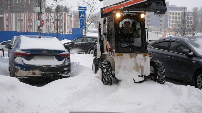 大雪、汽车和除雪设备