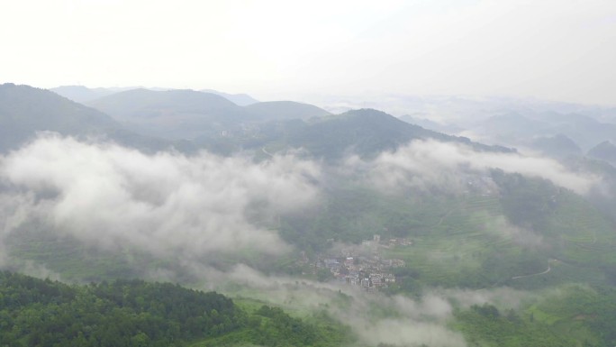航拍云雾缭绕中的村子