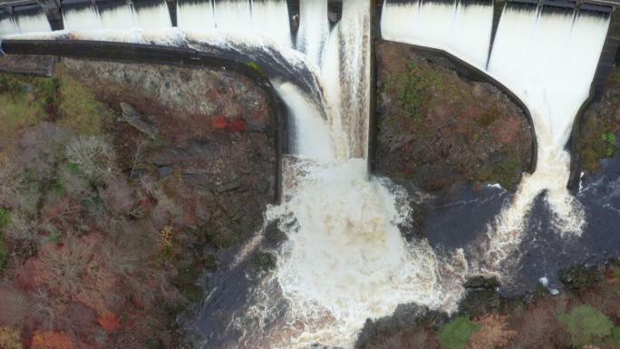 苏格兰西南部邓弗里斯和加洛韦水电站大坝上方水流的高角度鸟瞰图