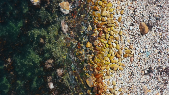 4k视频，海洋与海滩上的岩石相遇