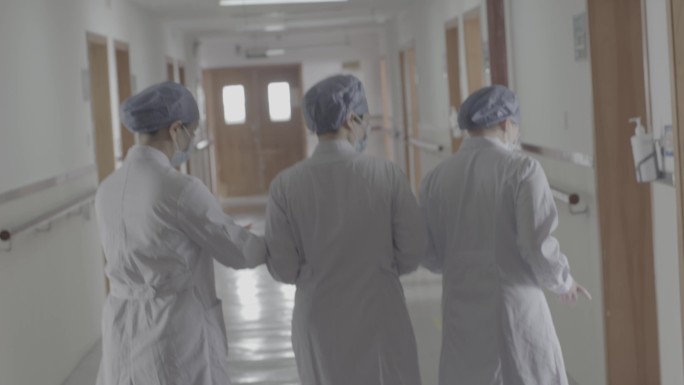 一群医生走在医院走廊的背影