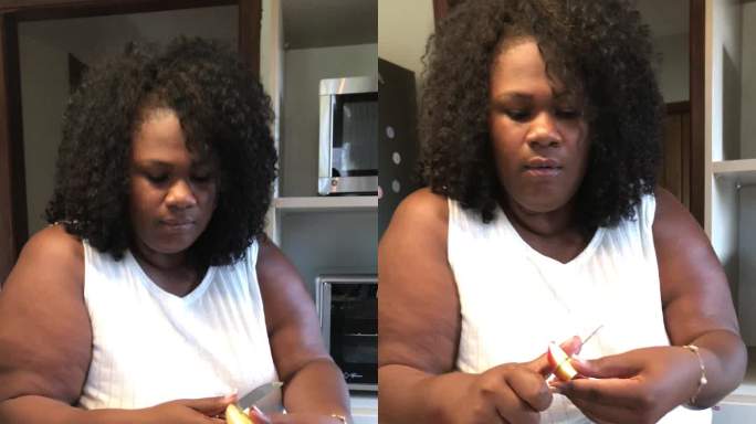 44岁身材高大的黑人妇女正在吃零食