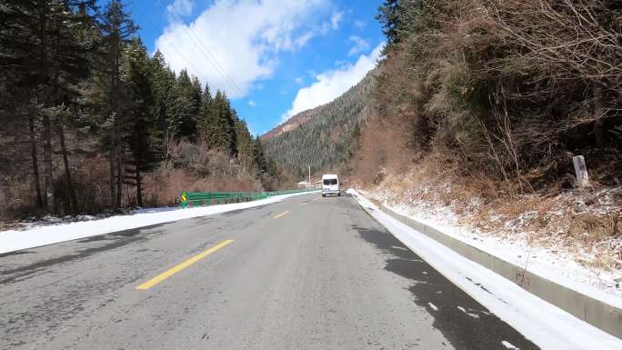 第一视角开车积雪公路行驶冬天开车视角W