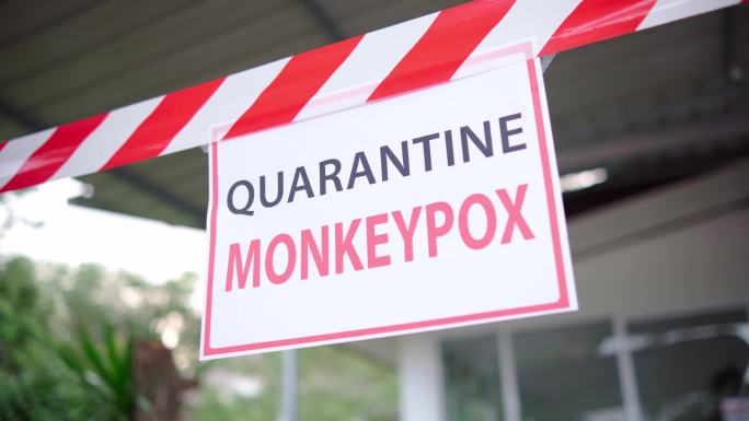 猴痘爆发概念。猴痘病毒流行期间的留言纸和障碍、通知、隔离到家庭隔离。4K视频。