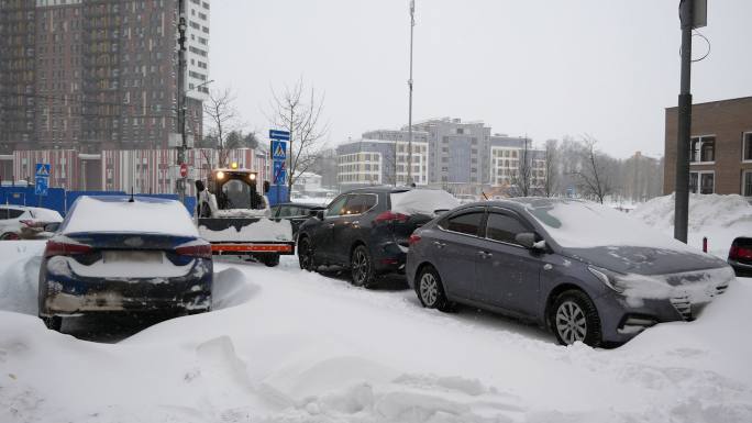 大雪、汽车和除雪设备