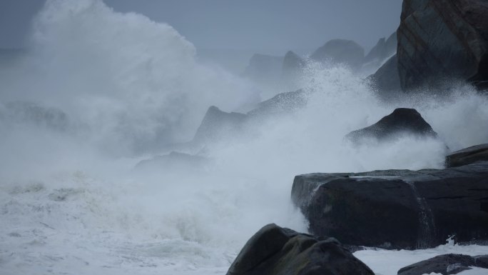 海浪喷向岩石汹涌澎湃巨浪海水冲刷