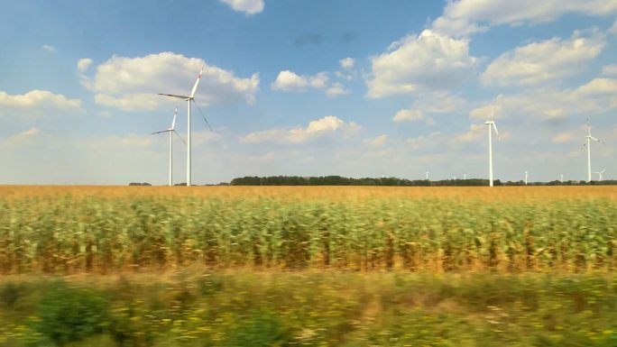 火车正驶过风场绿色能源电力节能减排污染环