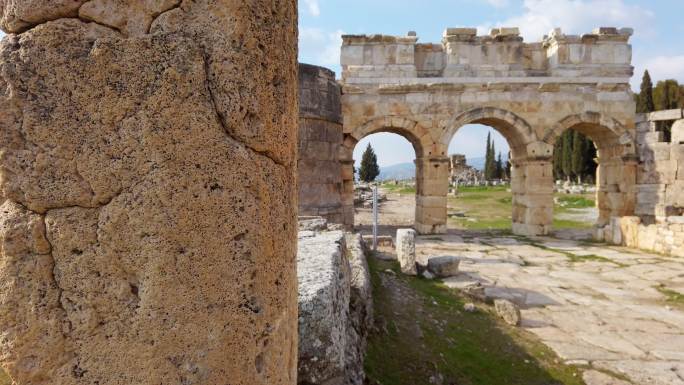 Denizli的Pamukkale Hierapolis古遗址中的Frontinus Gate全景