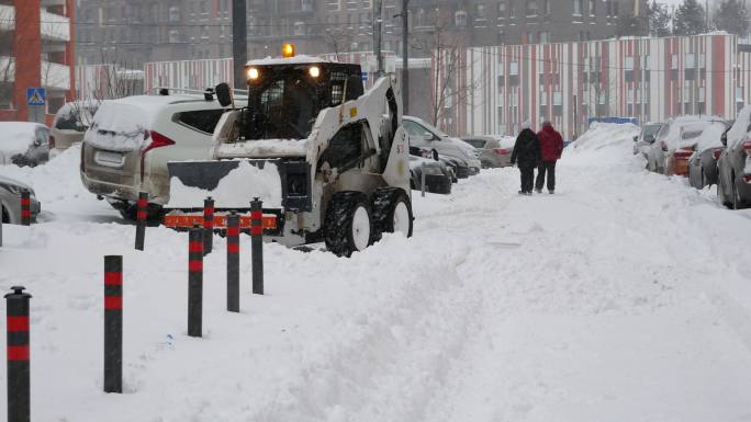 大雪、汽车和除雪设备