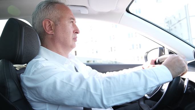 白毛成熟商人驾驶老年成熟男性开出租车开车