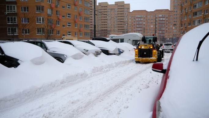 大雪、汽车和除雪设备