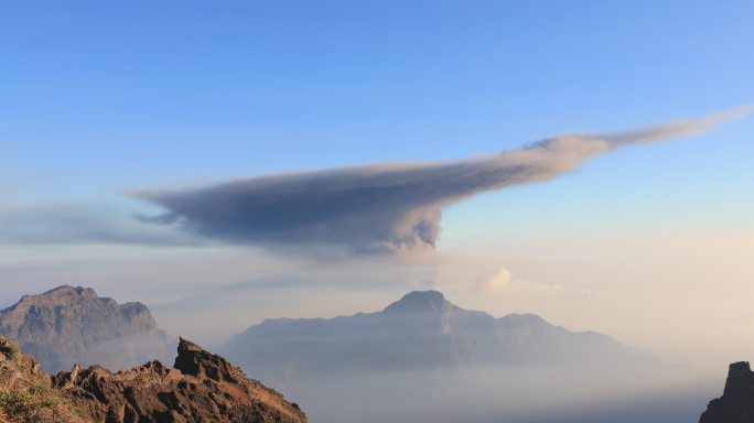 拉帕尔马火山爆发，老富马罗山顶，罗克·德·洛斯·穆查科斯的观点。2021年10月15日被驱逐的巨大喷
