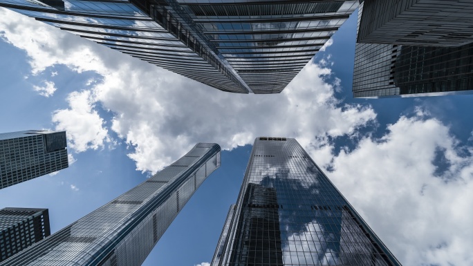 T/L PAN高层企业建筑摩天大楼和天空的低角度视图