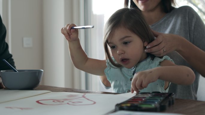 幸福的高加索家庭和谐一家人国外小女孩画画