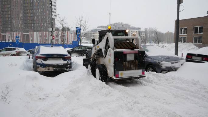 大雪、汽车和除雪设备