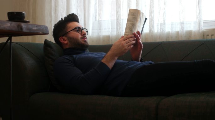 男人在家看书欧美外国人种优雅白人沙发上看