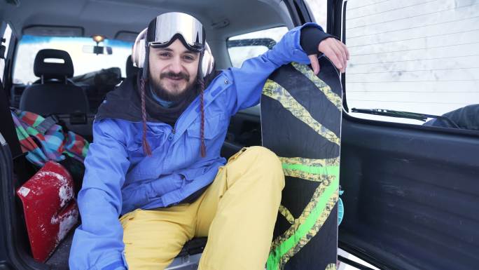 我就在那里国外滑雪爱好者滑板汽车后备箱