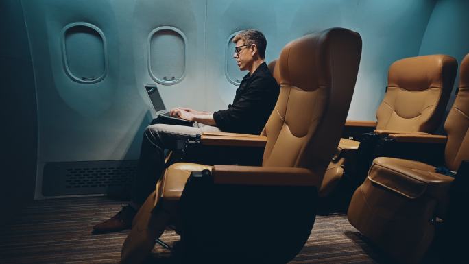 飞机上的商务旅客使用电脑