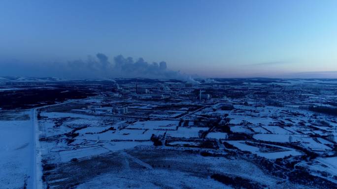 内蒙古小镇冬季热电厂烟囱排放