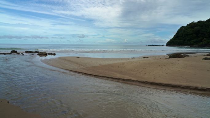 河流与泰国安达曼海交汇处的海岸侵蚀