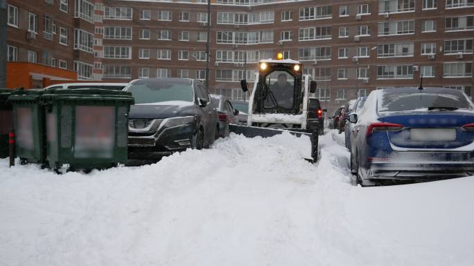 大雪、汽车和除雪设备