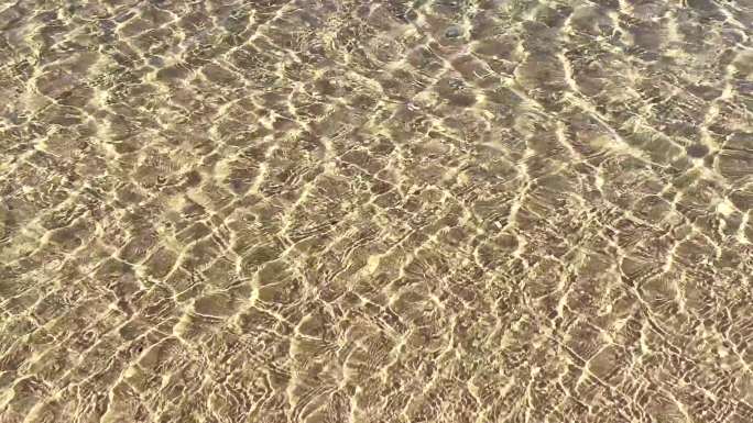 沙中流动的海水清澈见底水流水波