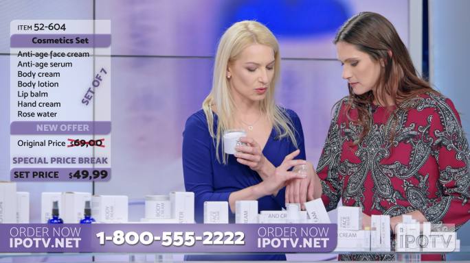 美国电视广告蒙太奇：一名女性在电视广告节目中展示化妆台词，在与女主持人交谈时，将奶油涂在女模特的手上